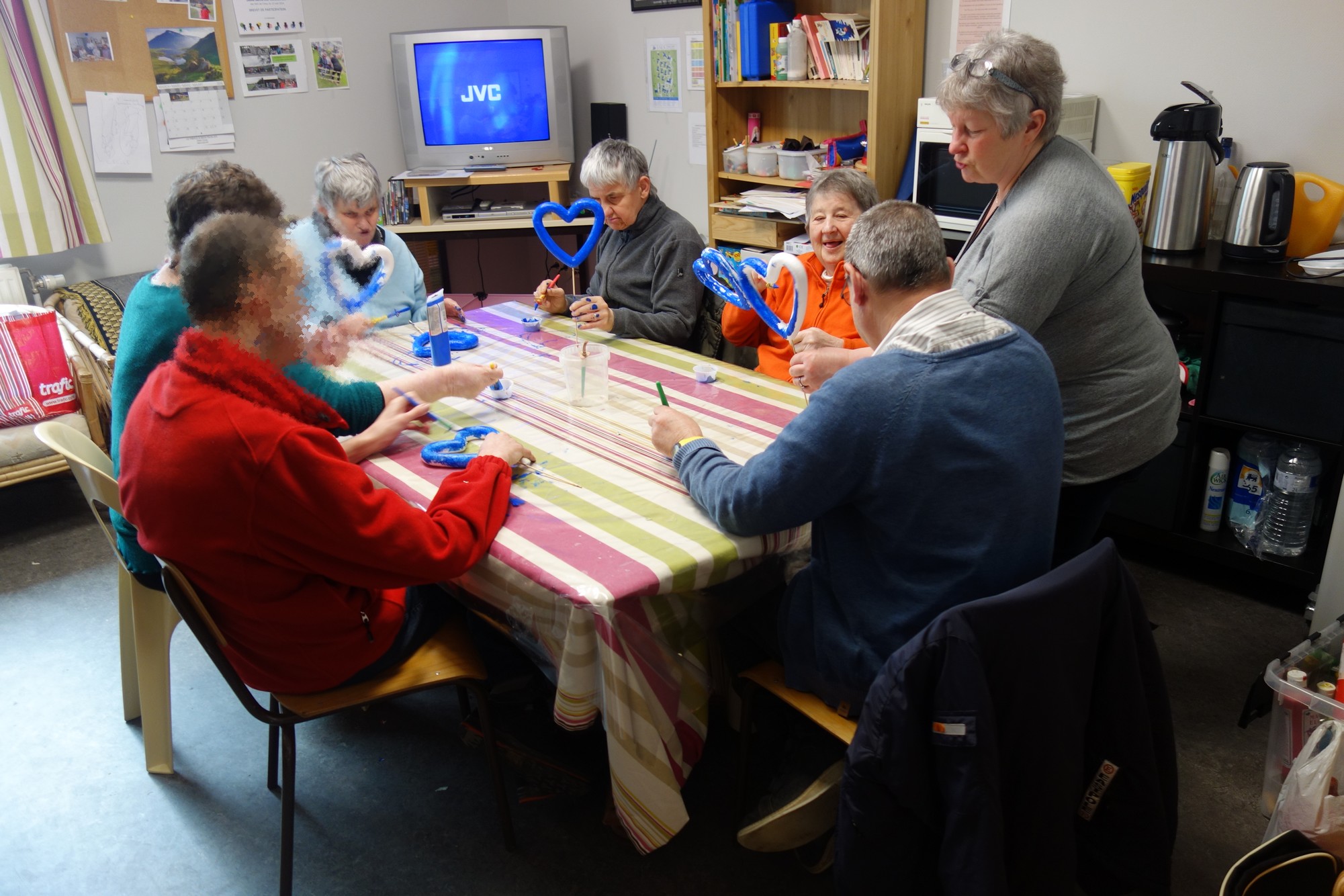 Une volontaire anime un atelier de bricolage