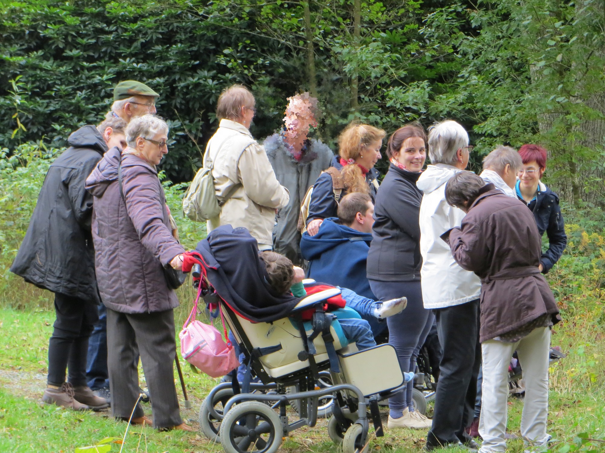 Un groupe de volontaires et de personnes en situation de handicap en promenade