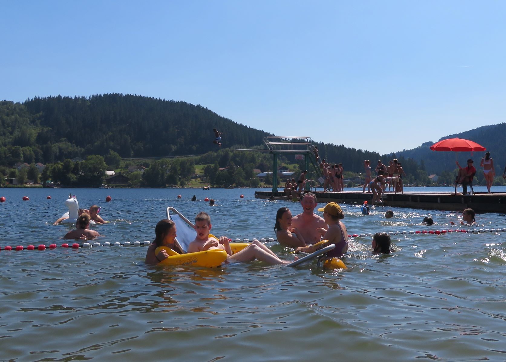 Jeunes accompagnant une personne en situation de handicap dans le Lac de Gérardmer