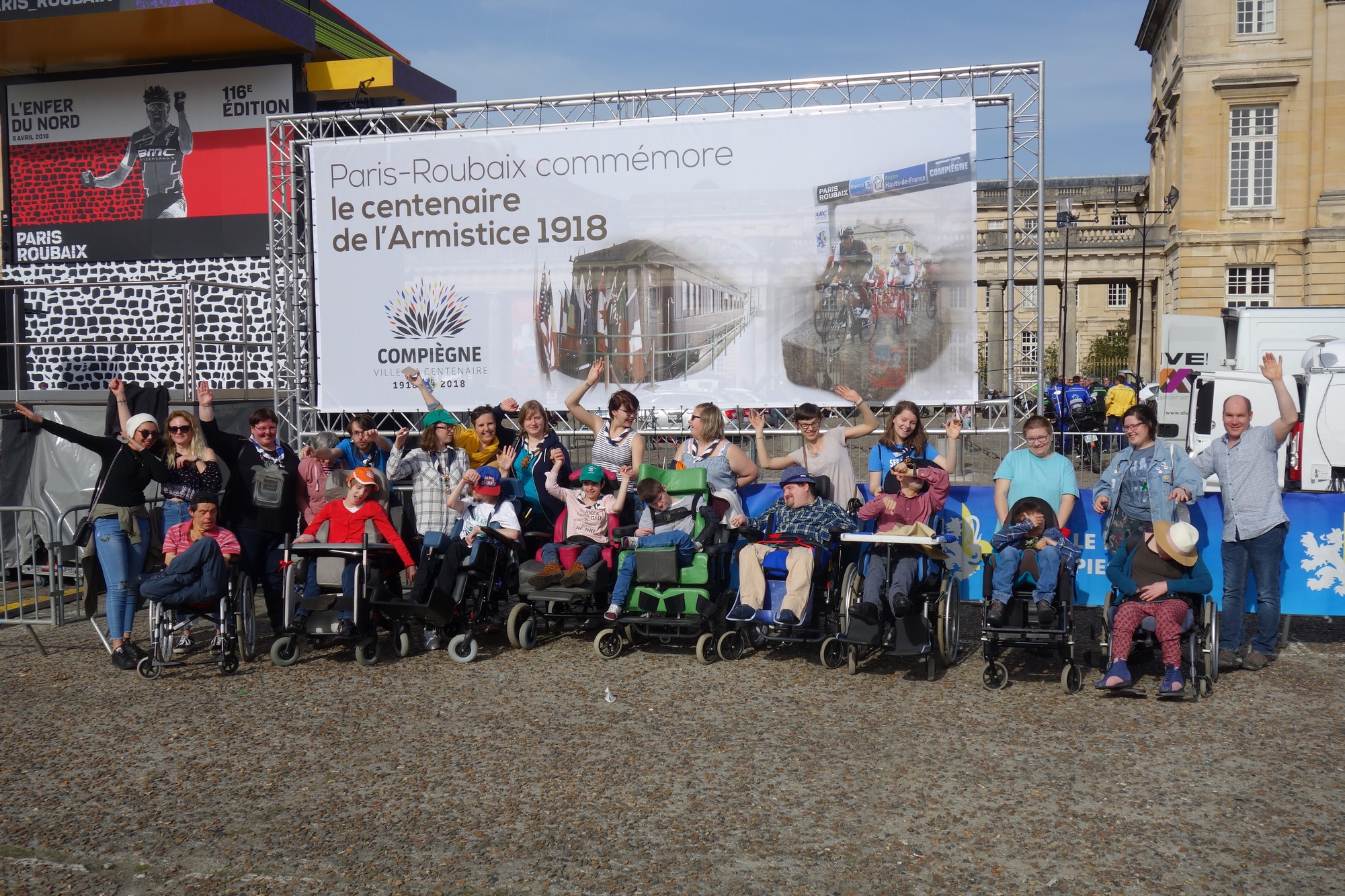 Week-end en Compiègne. Le groupe pose devant le Palais impérial.