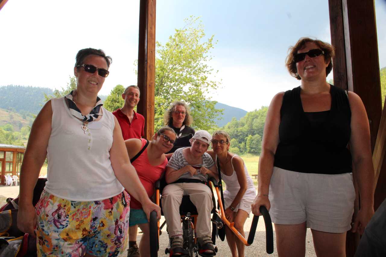 Groupe se préparant à partir en promenade avec une joëlette